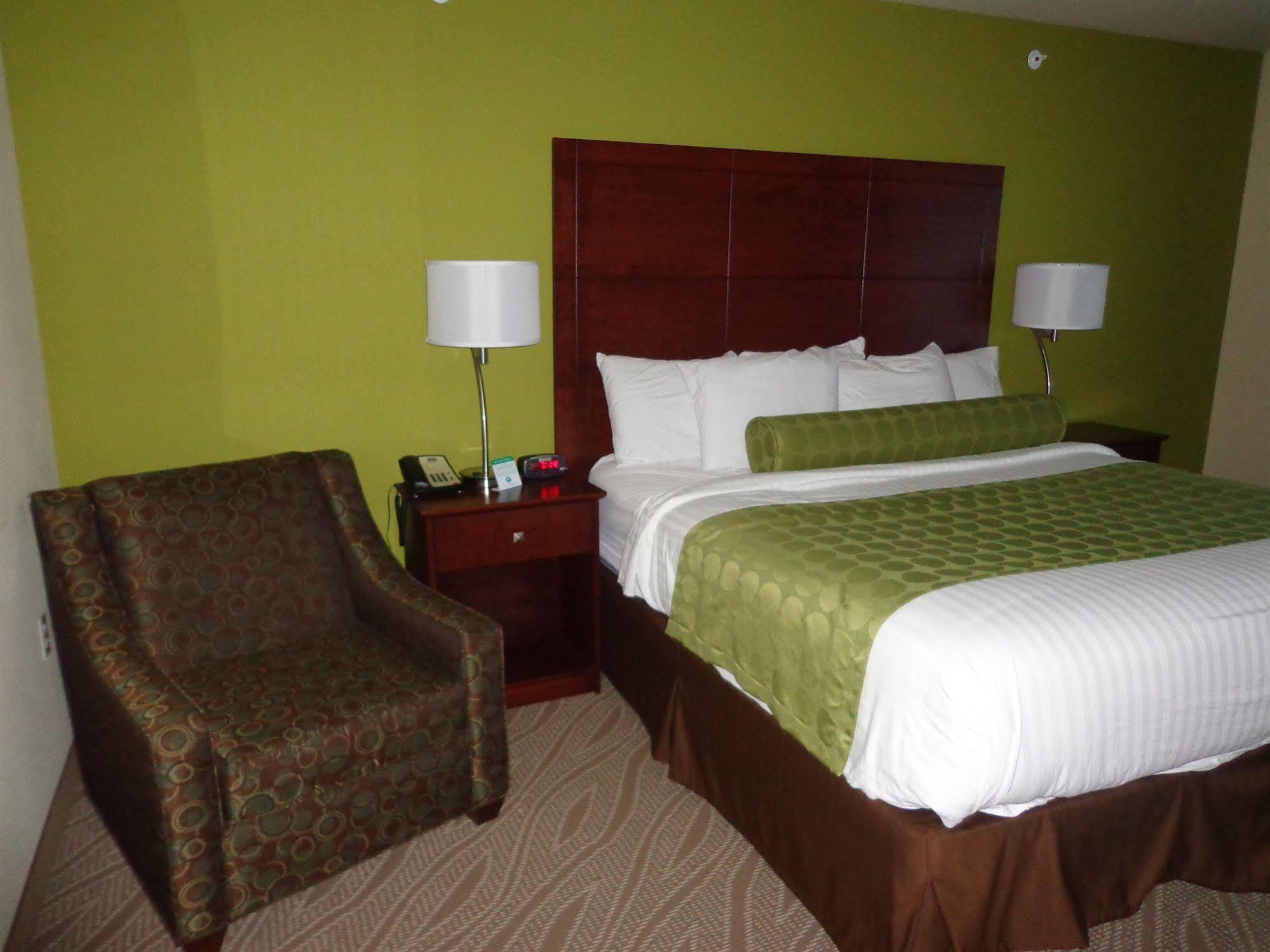 Cobblestone Inn & Suites - Marquette Bagian luar foto