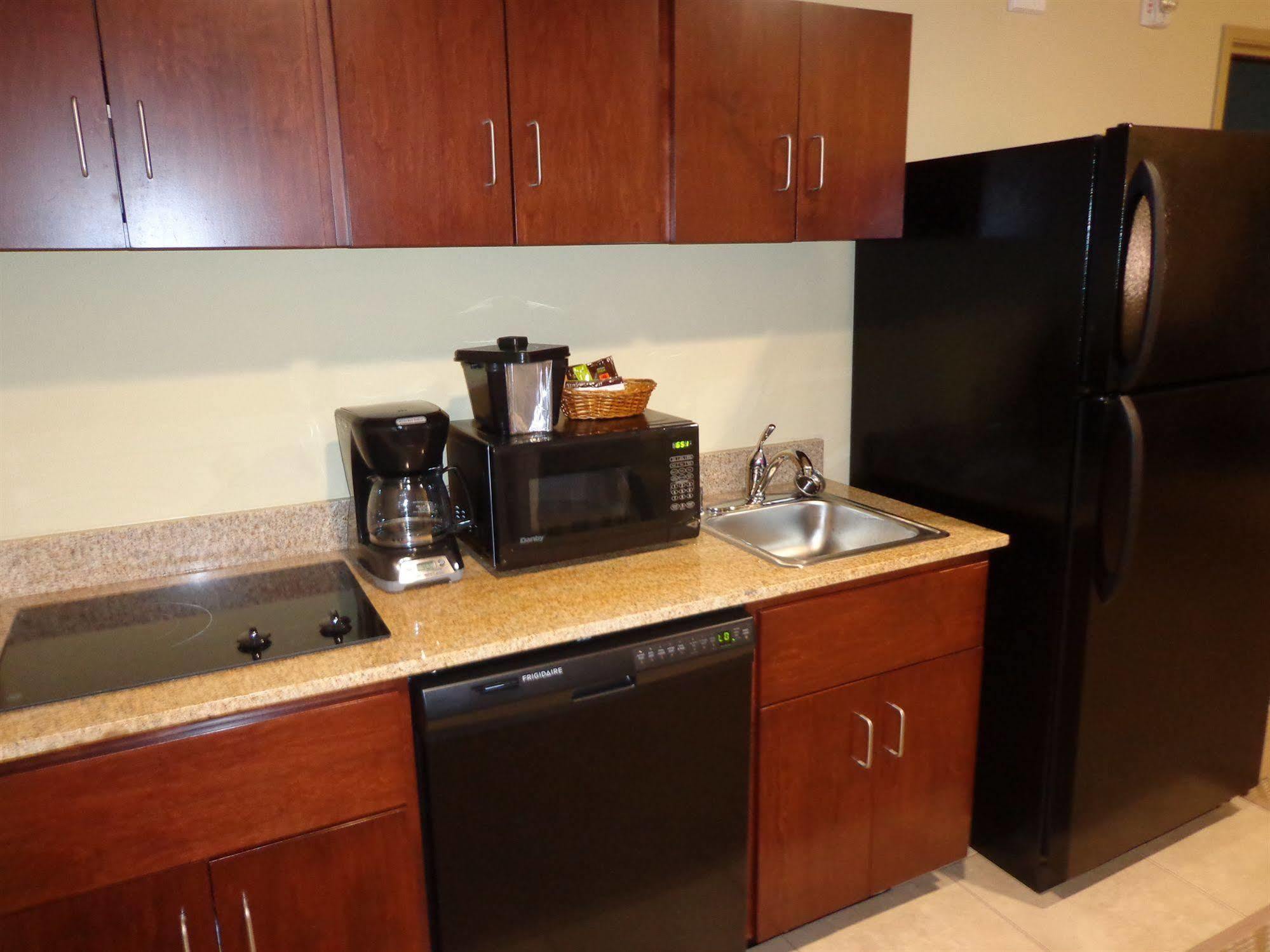 Cobblestone Inn & Suites - Marquette Bagian luar foto