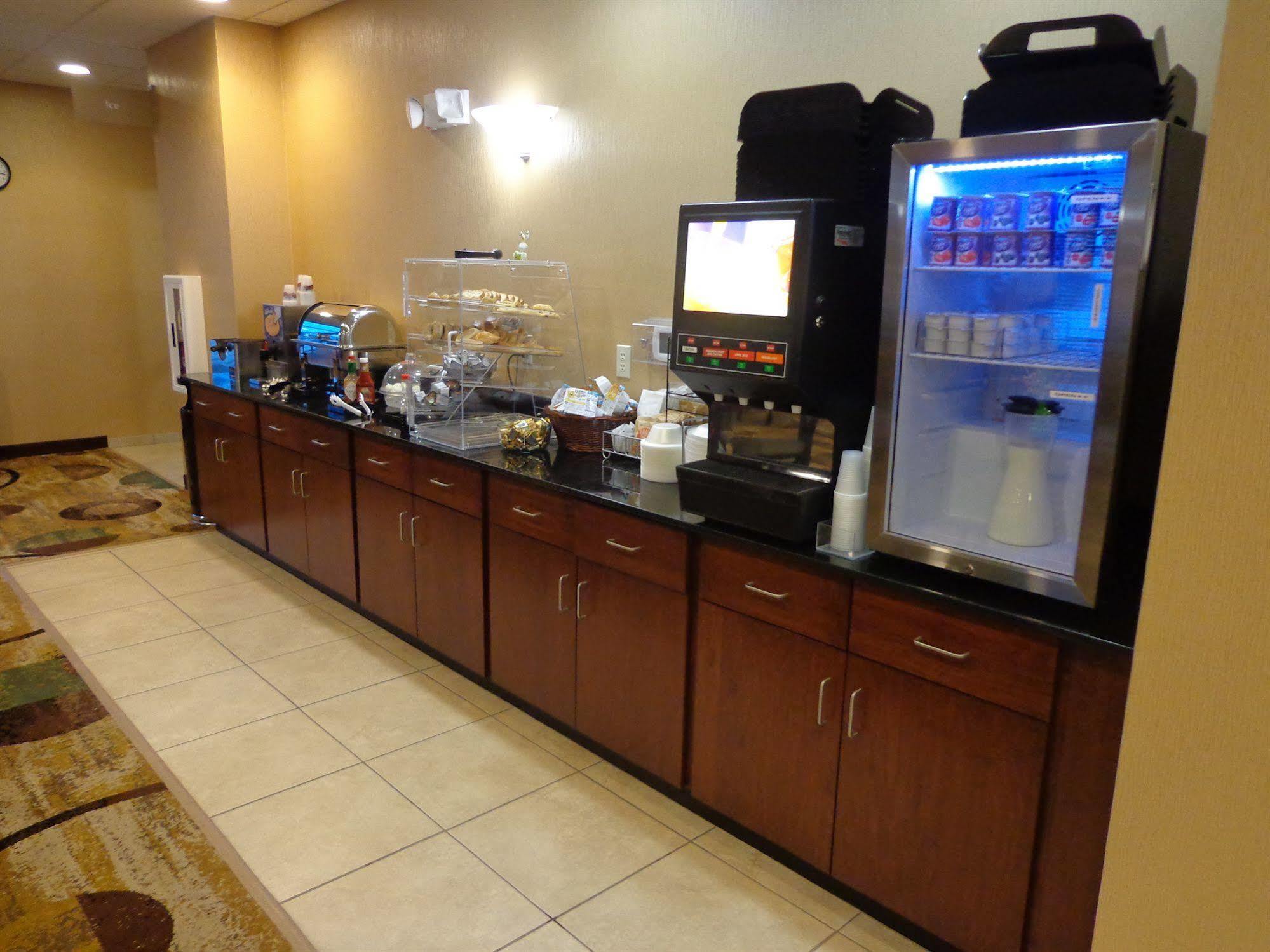Cobblestone Inn & Suites - Marquette Bagian luar foto