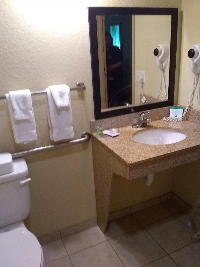 Cobblestone Inn & Suites - Marquette Bagian luar foto