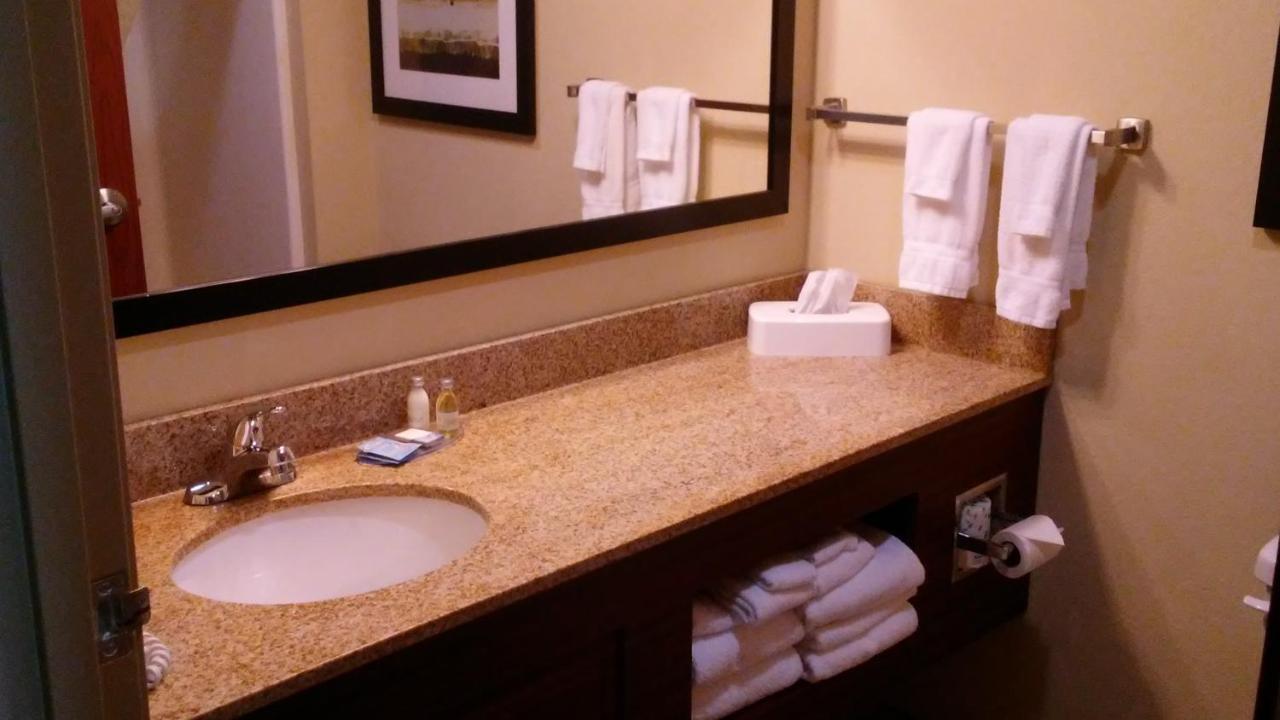 Cobblestone Inn & Suites - Marquette Bagian luar foto